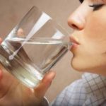 Зачем пить воду натощак по утрам